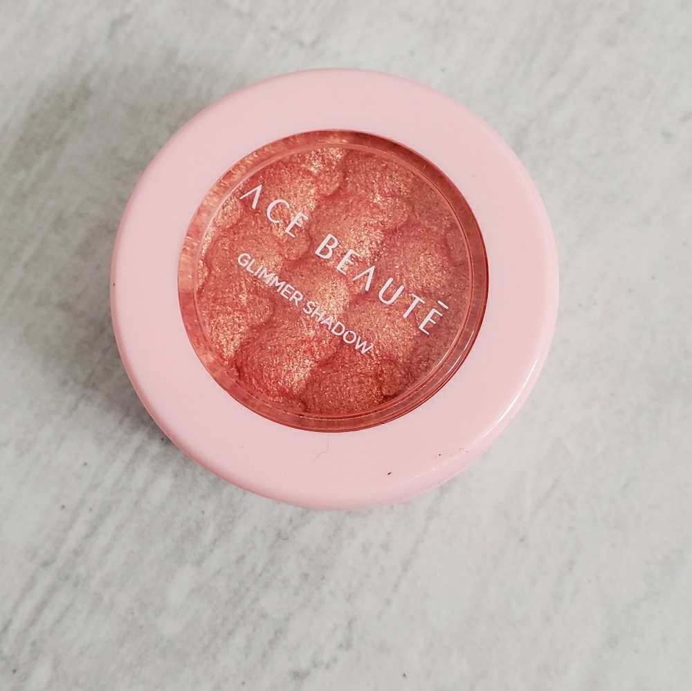 BRAND NEW - Shimmering Eye Shadow